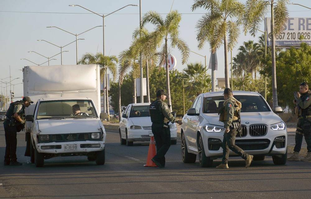 Personal de la policía ministerial realizan revisiones de seguridad tras los enfrentamientos de fuerzas federales con grupos armados en la ciudad de Culiacán, estado de Sinaloa (México). Imagen de archivo. EFE/Juan Carlos Cruz