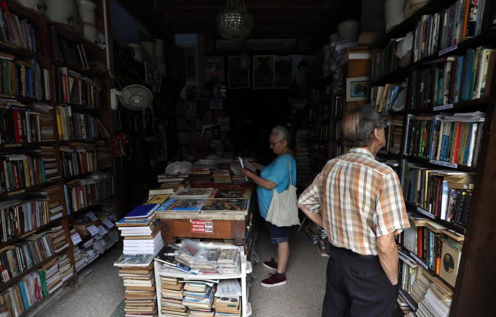 Personas al interior de una librería sin electricidad este viernes, en La Habana (Cuba). EFE/ Ernesto Mastrascusa