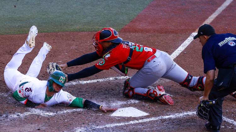 Rodolfo Amador fue out en home con el tiro del jardinero central Josée Ramos a receptor Adrián Sugastey.