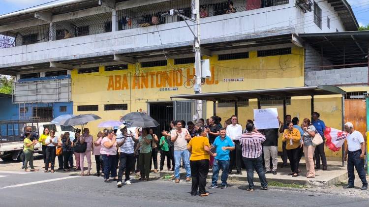 Docentes y padres de familia realizaron una protesta pacífica para exigir seguridad.