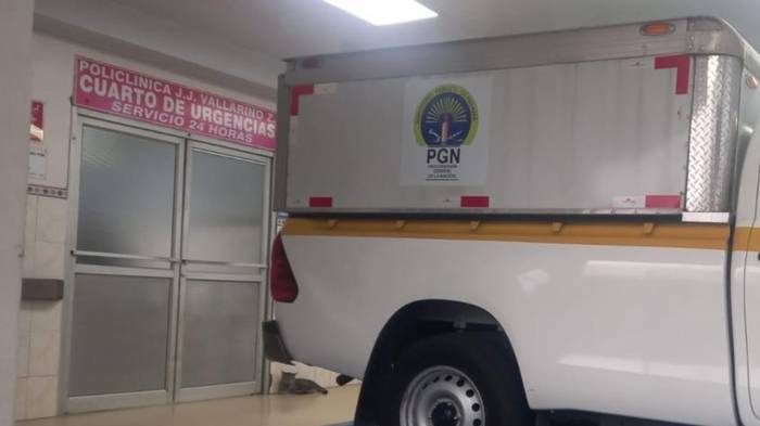 Jonathan Martínez, de 33 años, fue trasladado a la Policlínica J.J. Vallarino, donde el médico dictaminó su deceso a las 11:32 p.m. Carmen Bustamante, de 31, también fue llevada a este centro hospitalario.