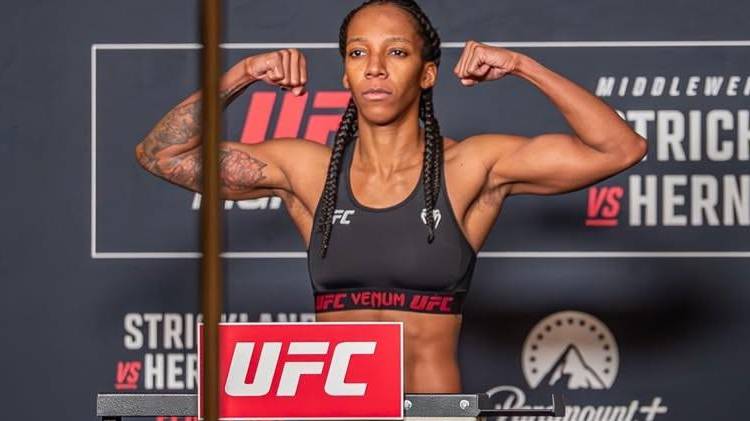 Joselyne Edwards se gana su espacio a punto de puño.