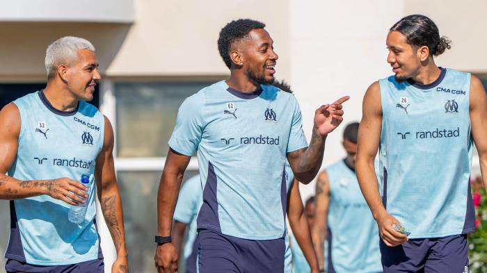 El lateral derecho panameño Michael Amir Murillo (centro) se unió este miércoles a los entrenamientos del Olympique de Marsella para afrontar los próximos desafíos de la mueva temporada.