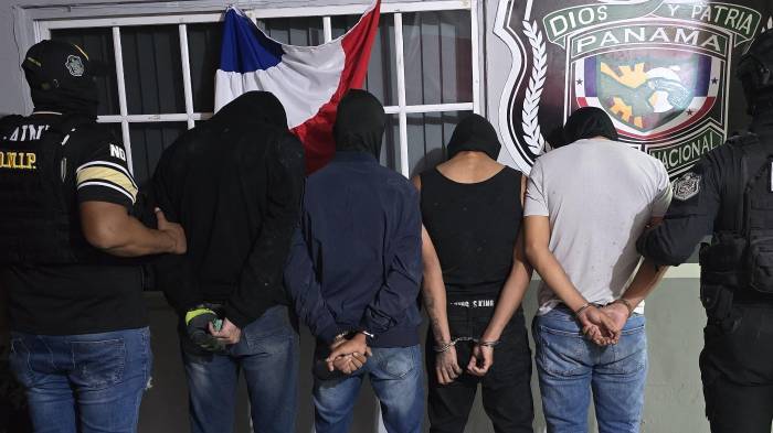 Los delincuentes se encontraban en dos autos encapuchados y con sacos de mercancía