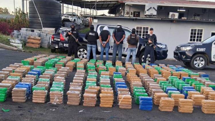 La droga estaba oculta en dos vehículos.