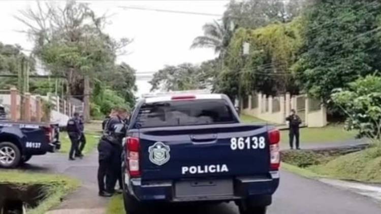 Escena de la captura en Arraiján, donde la Policía encontró el cadáver en el vehículo robado.