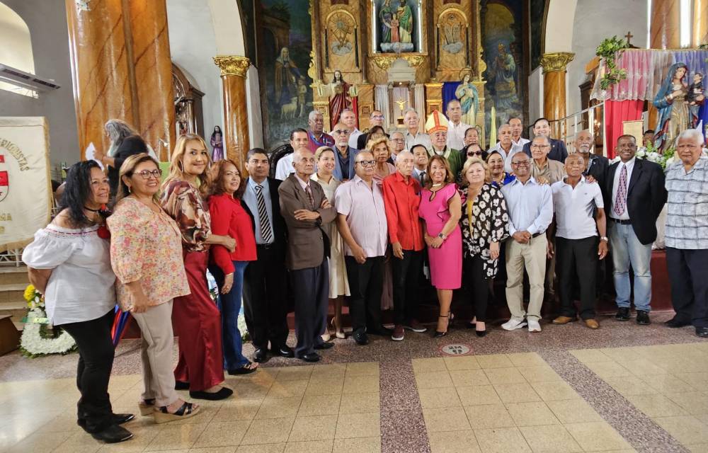 Ulloa junto al grupo de periodistas que participó de la misa en la Parroquia de Santa Ana.