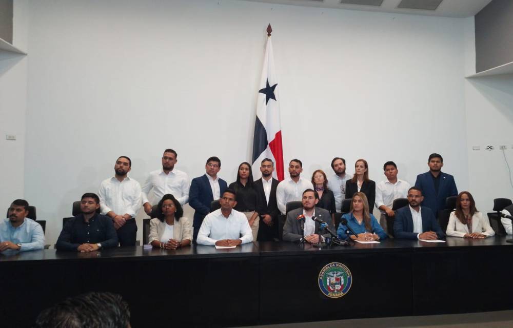 Diputados independientes en conferencia de prensa.