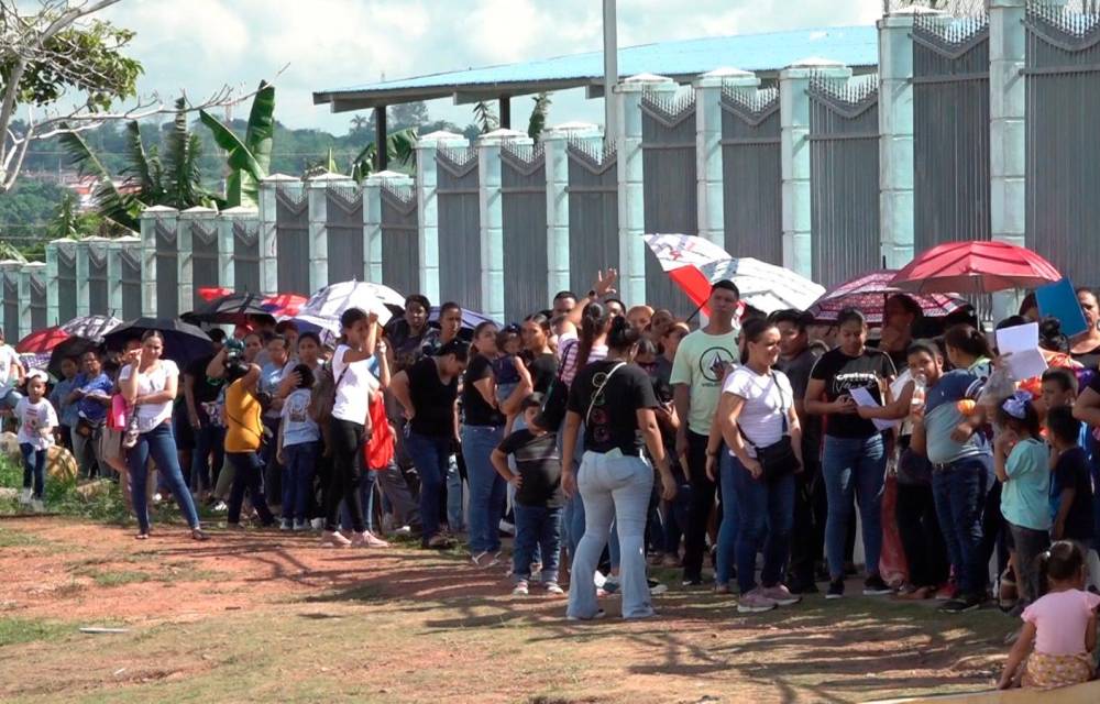 Los padres de familia le solicitaron al IFARHU mejorar la logística y el sistema de pago de las becas.