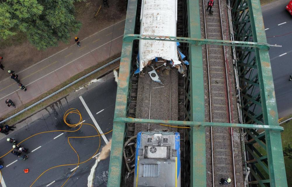 Fotografía aérea que muestra el lugar donde se chocaron un tren de pasajeros y una locomotora este viernes en Buenos Aires (Argentina). Entre 50 y 60 personas resultaron heridas tras el choque este viernes de un tren de pasajeros con una locomotora estacionada en Buenos Aires, informaron fuentes oficiales. EFE/ Luciano González