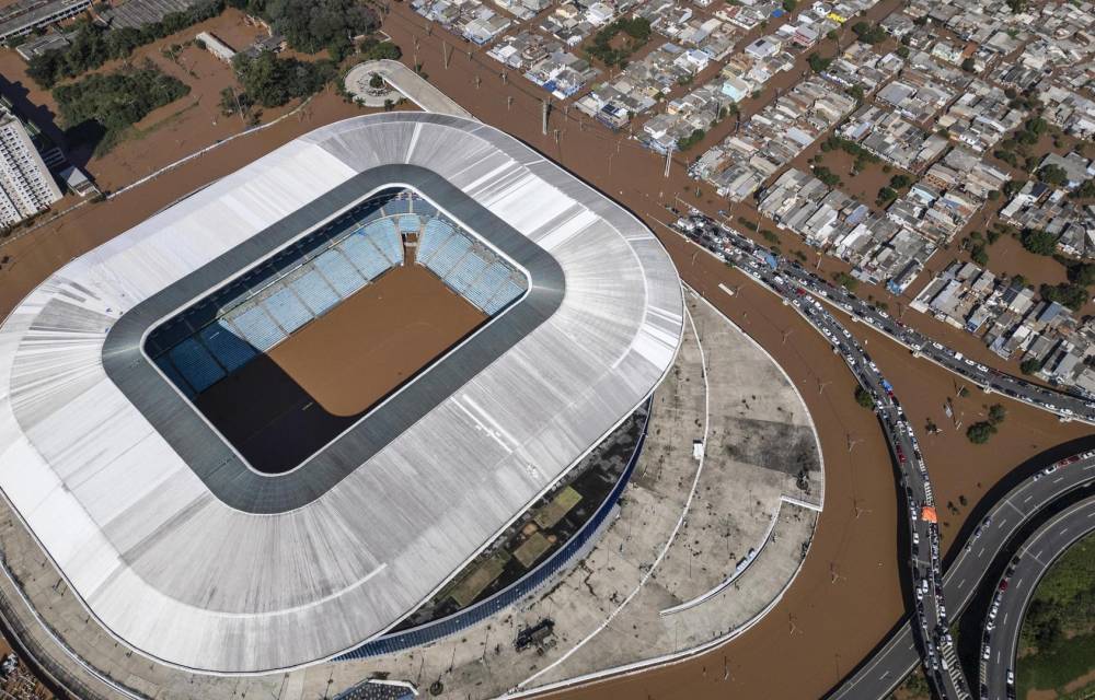 Fotografía de archivo, tomada el pasado 5 de mayo, en la que registró una vista aérea del estadio de fútbol Arena do Grêmio completamente inundado en su cancha y sus alrededores, tras el desbordamiento de los ríos cercanos provocado por las fuertes lluvias, en la ciudad de Porto Alegre (Estado de Rio Grande do Sul, Brasil). EFE/Isaac Fontana