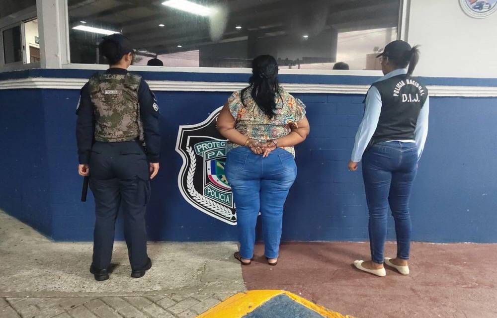 Aprehenden a inspectora y docente por tráfico de influencias