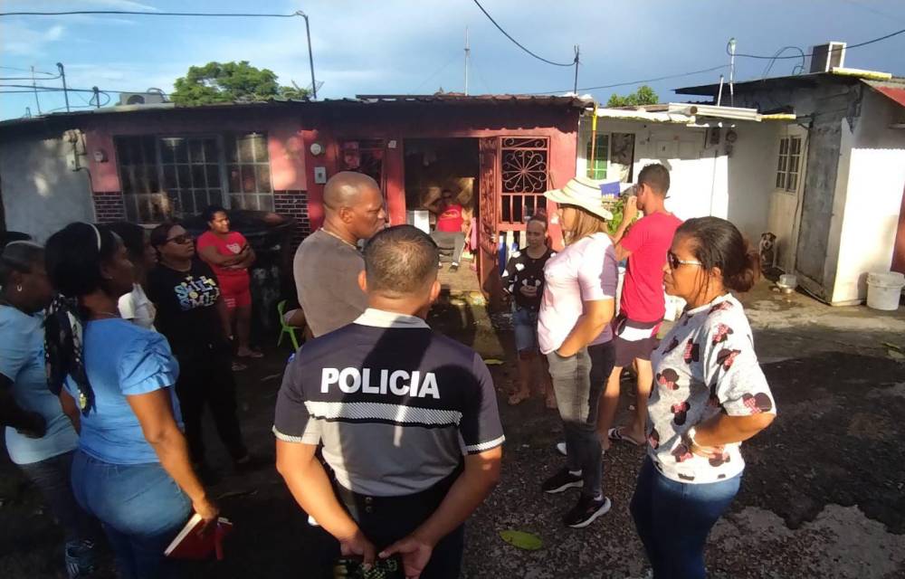 Atiende a familias afectadas por tormenta eléctrica en Colón