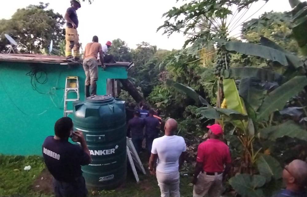 Atiende a familias afectadas por tormenta eléctrica en Colón