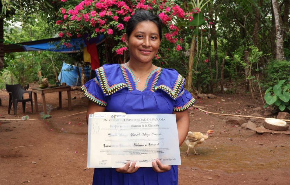 Yaneth muestra orgullosamente sus dos títulos, gracias al sacrificio de su madre.