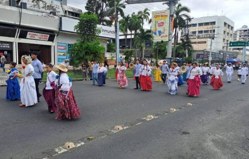 Bandas escolares rinden honor a la patria