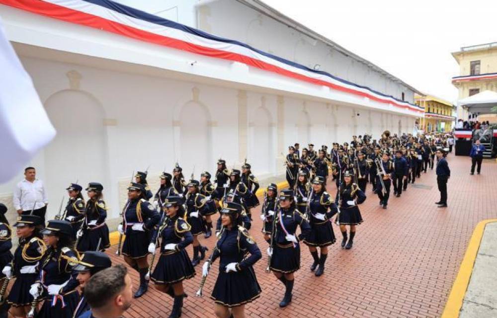 Bandas escolares rinden honor a la patria