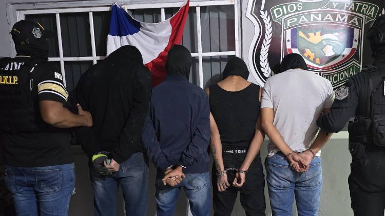 Los delincuentes se encontraban en dos autos encapuchados y con sacos de mercancía