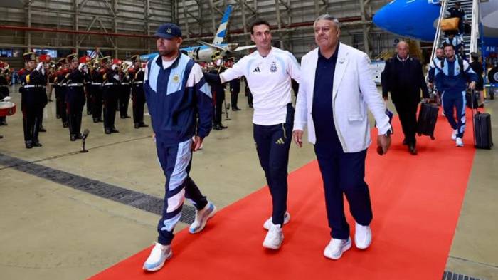 Lionel Scaloni, junto a Chiqui Tapia y Nicolás Otamendi.