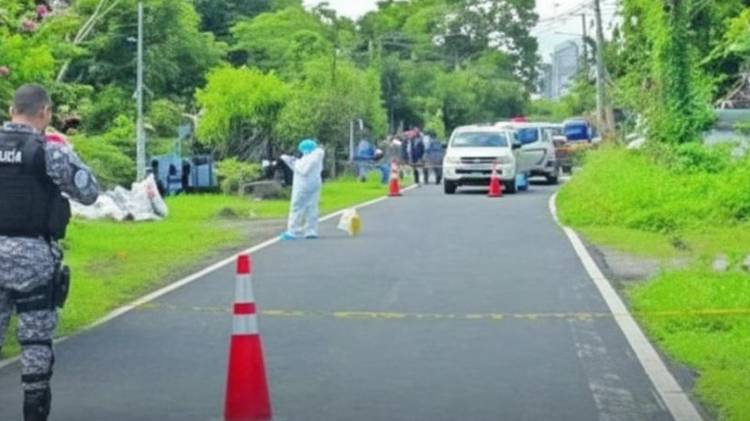 Lo acribillan y dejan frente a restaurante en Juan Díaz