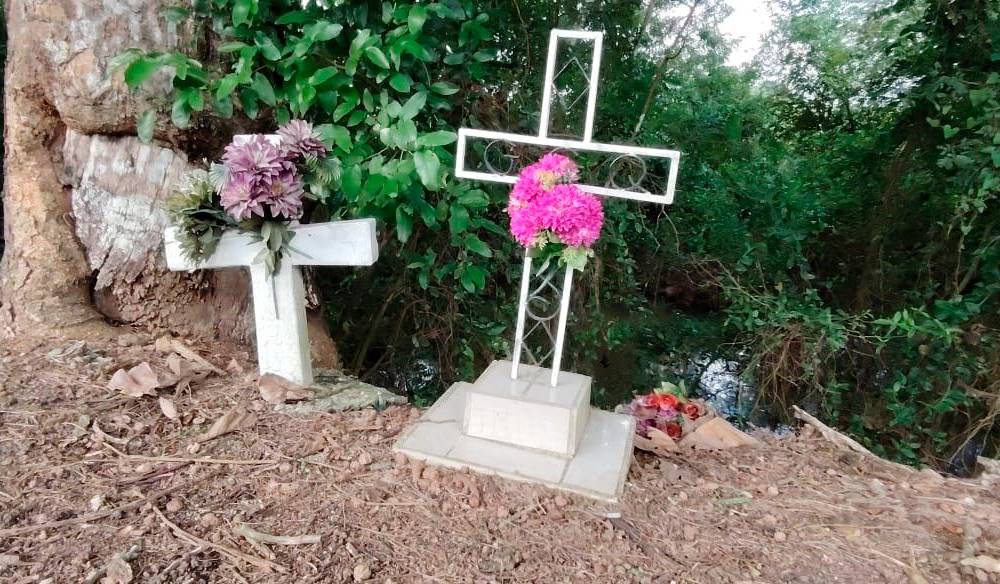 Estas cruces recuerdan a las víctimas que perdieron sus vidas en esta vía.