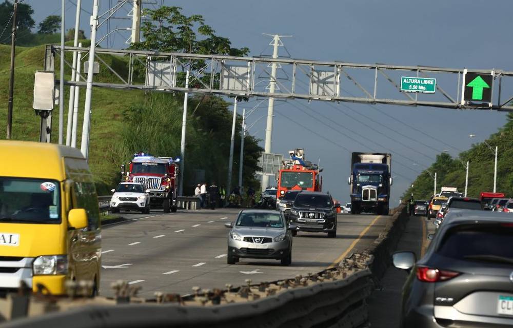 Conductor fallece en el corredor Norte al chochar con camión de concreto [VIDEO]