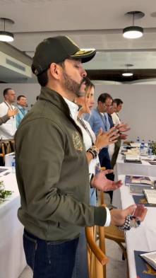 Captura de pantalla de una publicación en la cuenta de Instagram del futuro ministro de Vivienda, Jaime Andrés Beltran, @soyjaimeandres, que muestra al presidente electo de Colombia, Abelardo de la Espriella, durante un acto religioso este domingo, en Puerto Colombia (Colombia). EFE/ Instagram @soyjaimeandres