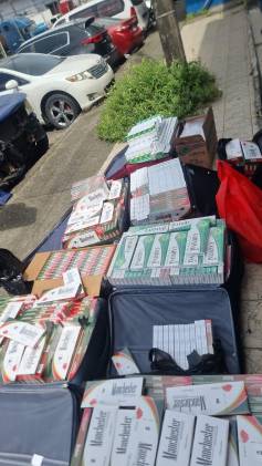 La mercancía fue retenida y el vehículo trasladado a las instalaciones de Aduanas.