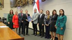 El procurador entrega el documento en la Asamblea de Diputados.