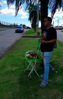 El joven vende verduras en Vacamonte para llevar el sustento a su familia.