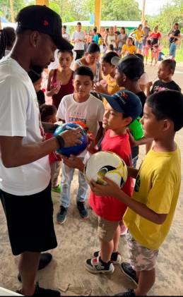 Michael Amir Murillo llevó alegría a niños en Navidad