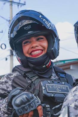 Unidad femenina motorizada durante labores de patrullaje.
