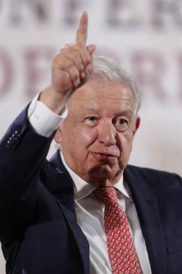 El presidente de México Andrés Manuel López Obrador, participa este martes en una conferencia de prensa matutina en el Palacio Nacional de la Ciudad de México (México).