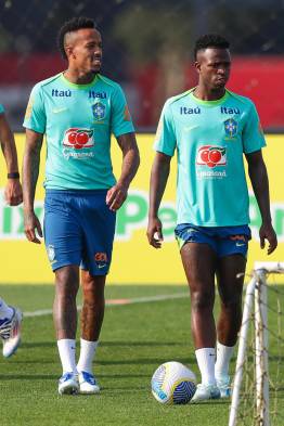 Fotografía de archivo de Éder Militão (i) y Vinícius Jr de la selección brasileña de fútbol durante un entrenamiento. EFE/ André Coelho.