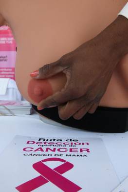 Persona explicando cómo realizar una autoexploración mamaria, en Ciudad de México (México).