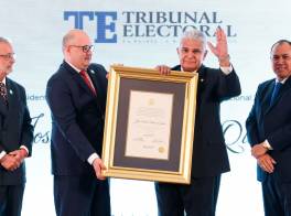 Magistrados del Tribunal Electoral hicieron entrega de la credencial al mandatario electo.