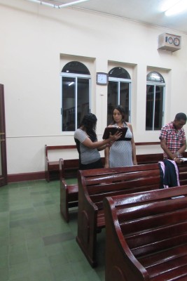 Reciben clases en una iglesia en Colón