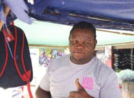 ‘Consumidores, aprovechen los productos que se venden, pues son frescos y a bajo costo'. VENDEDOR Arcenio Cuesta