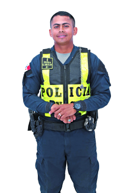 El subteniente Hernán Aguilar forma parte del grupo motorizado de tránsito.