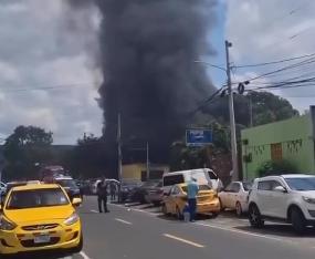 Incendio en taller de mecánica de Parque Lefevre deja al menos seis carros afectados