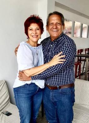 Guillén en compañía de la diputada Marylín Vallarino de CD.