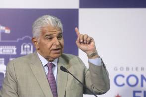 El presidente de Panamá, José Raúl Mulino, habla durante su conferencia de prensa semanal este jueves en Ciudad de Panamá (Panamá). EFE/Carlos Lemos
