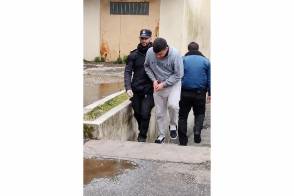Conducción del acusado de maltrato a los adultos.