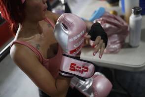 La panameña Yulissa Serrano, de 24 años, cuida de todos los detalles antes de comenzar su exigente entrenamiento en un gimnasio de la capital de su país. EFE/Bienvenido Velasco