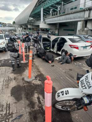 Robo de auto por mujeres desencadena persecución y choque