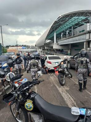 Robo de auto por mujeres desencadena persecución y choque