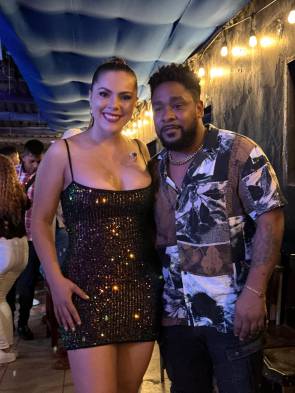 Doralis Mela y el cantante de música urbana ‘Robinho’ en la celebración de su cumpleaños.
