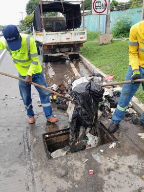 MOP limpia alcantarillas colapsadas por la basura