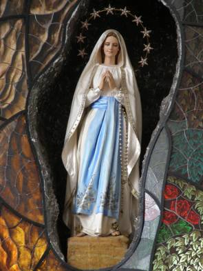 Virgen cae de auto en marcha y queda intacta