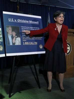 Foto archivo del acto en el juzgado de Nueva York donde se anunciaron los cargos contra Ghislaine Maxwell